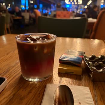 Menüdeki Görsellerle Uyuşmayan Çilekli Matcha Ve Lezzetsiz Karayip Tatlısı