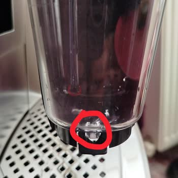 Espresso Makinesinin Süt Haznesi Üretim Hatası Nedeniyle Kırıldı Ve Ücretsiz Değişim Talebi