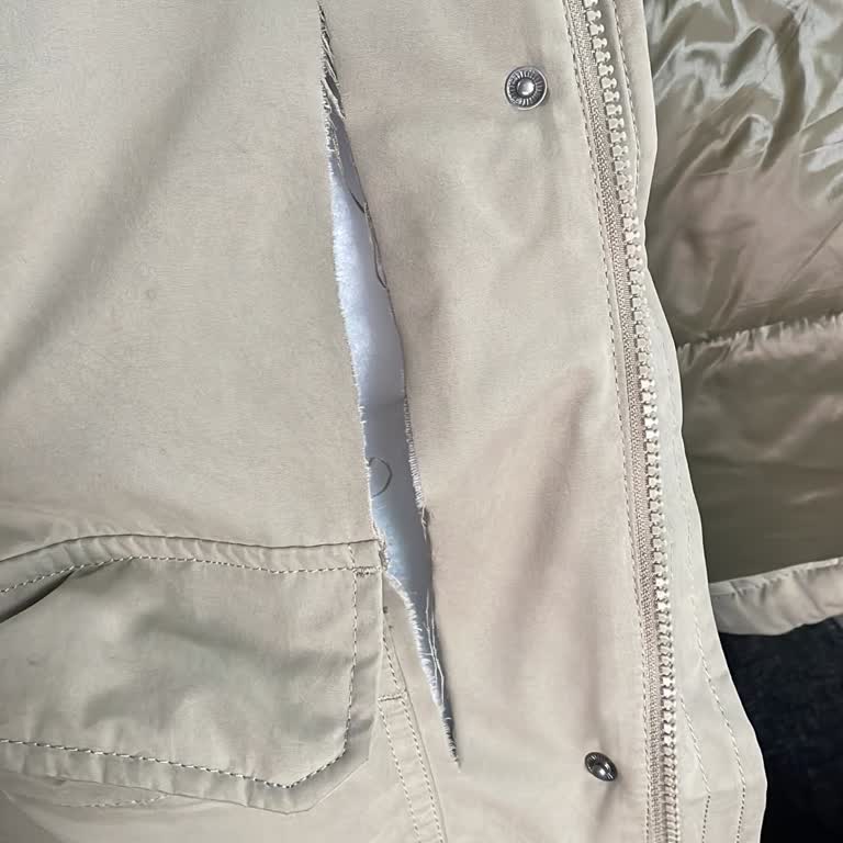 Mavi Montumun Dikişi Kısa Sürede Atması, Mağaza Yetkilisinin İlgisiz Davranışı