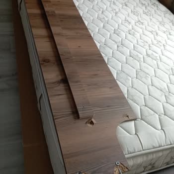 Yatak Odası Takımında Kısa Sürede Parçalanan Malzeme Nedeniyle Ücretsiz Tamir Veya Değişim Talebi