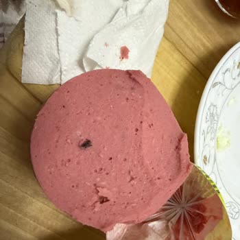 Tombik Piliç Salamda Siyah Yabancı Maddeler Tespit Edildi, Gıda Güvenliği Endişesi