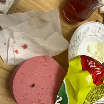 Tombik Piliç Salamda Siyah Yabancı Maddeler Tespit Edildi, Gıda Güvenliği Endişesi