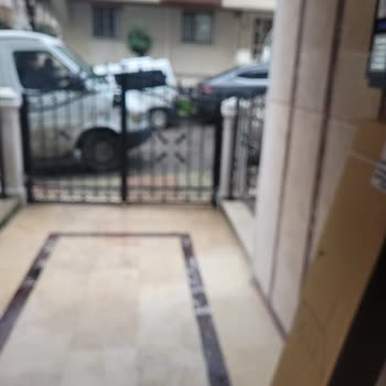 Sürat Kargo Ürünü Bina Girişinde Bırakıp Yardım Etmedi