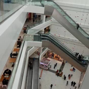 Karaman Park AVM Yürüyen Merdiven Yanı Balkonlarda Korkuluk Eksikliği