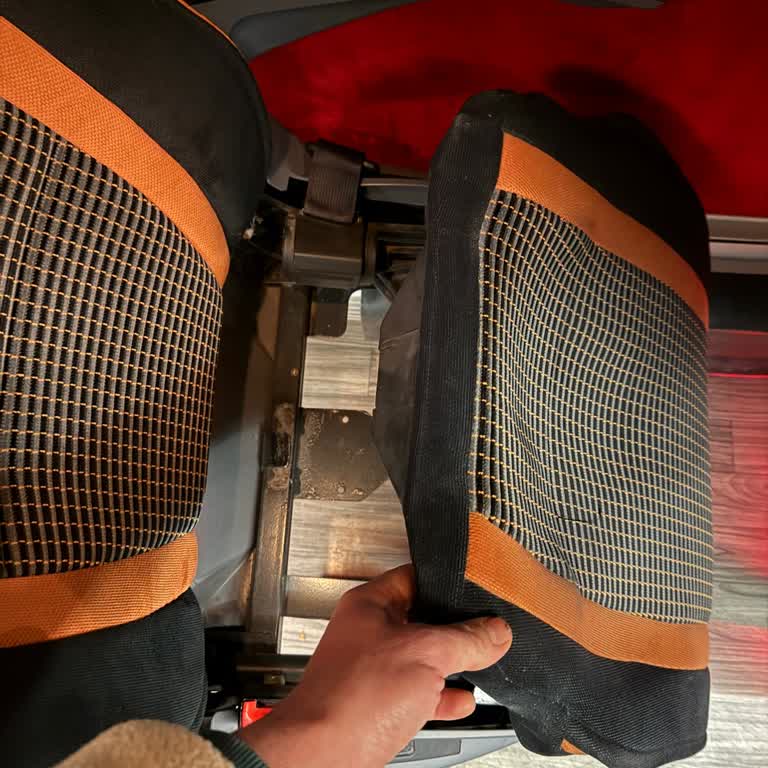 Kırık Koltuk Ve Araç Dumanı Güvenlik Endişesi Yaratıyor