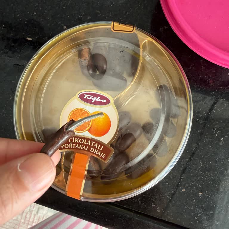 Portakallı Draje Çikolatasından Çıkan Sivri Plastik Parça Çocuğu Tehlikeye Attı