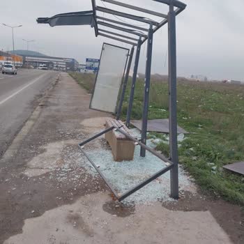 Turgut Reis Durağının Kırık Olması Ve Çöp Konteyneri Sorunu