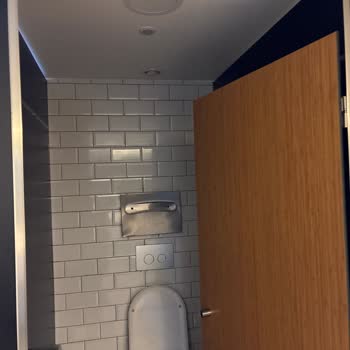 Velux AVM Kadın Tuvaletinde Temizlik Ve Aydınlatma Sorunları