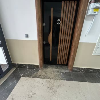 TOKİ Ortak Alanlar Sürekli Çamurla Kaplı, Temizlik İhmal Ediliyor