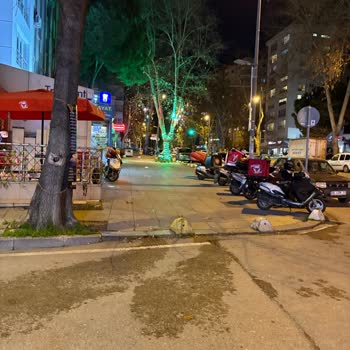 Kadıköy Pizza Bulls Şubesi Kaldırımı İşgal Ediyor, Yayalar Tehlikede