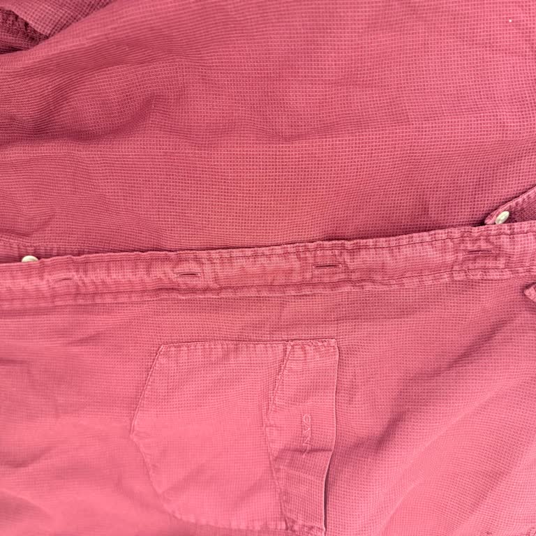 Gant Şirketi Kırmızı Gömleğin Hızlı Yıpranmasını Kullanım Hatası Gibi Görüyor