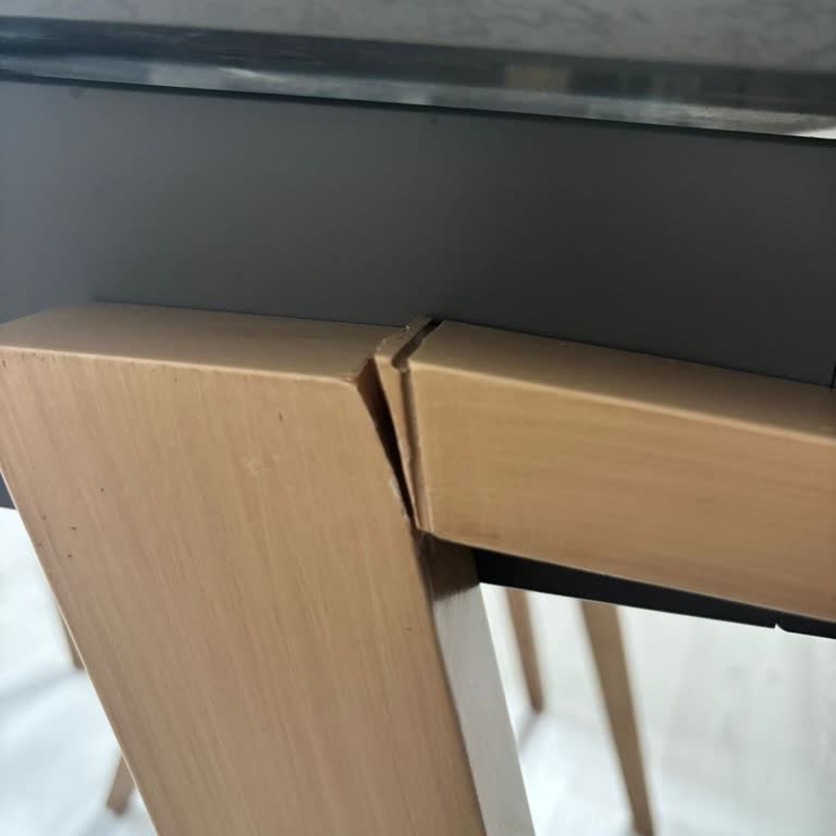 Teslimat Gecikmesi Ve Kırık Mutfak Masasının Tamir Edilmemesi