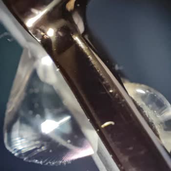 Kendi Kendine Çatlayan Gözlük Camı Ve Açıklama Eksikliği