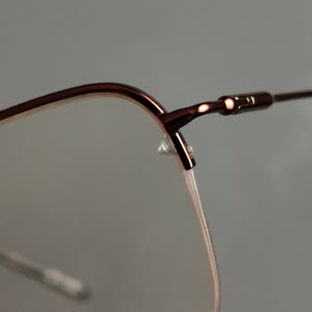 Kendi Kendine Çatlayan Gözlük Camı Ve Açıklama Eksikliği