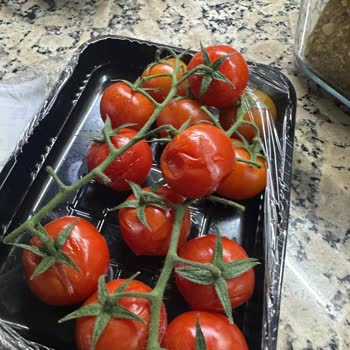 Tazedirekt Şubesinde Bozuk Ve Küflü Domatesler Güvenimizi Sarsıyor