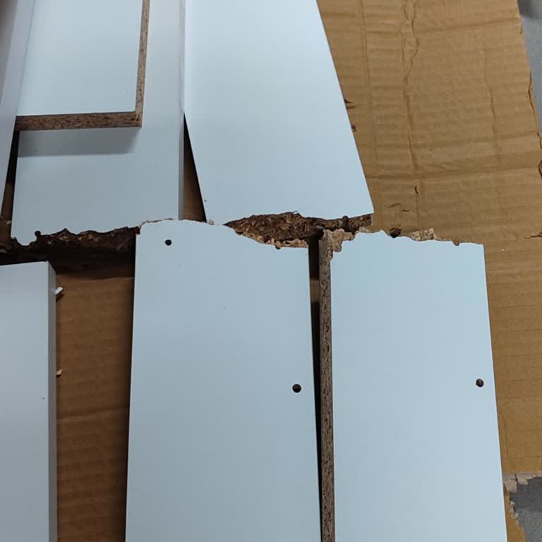 Bim Beyşehir Şubesindeki Çocuk Kitaplığı Kırık, Vidalar Eksik Ve Müşteri Hizmetine Ulaşılamıyor