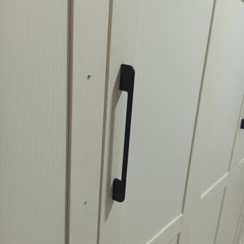 Kırılan Dolap Kolu Ve Söz Edilen Lambader Teslim Edilmedi