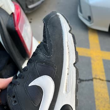 Nike Air Max Ayakkabısında Sağ Tekte Vurucu Sorun Ve Mağaza Garanti Şartını Reddetti