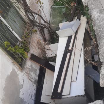 Pencere Yanına Atılan Çöp Ve Cam Parçaları İçin Acil Belediye Eylemi