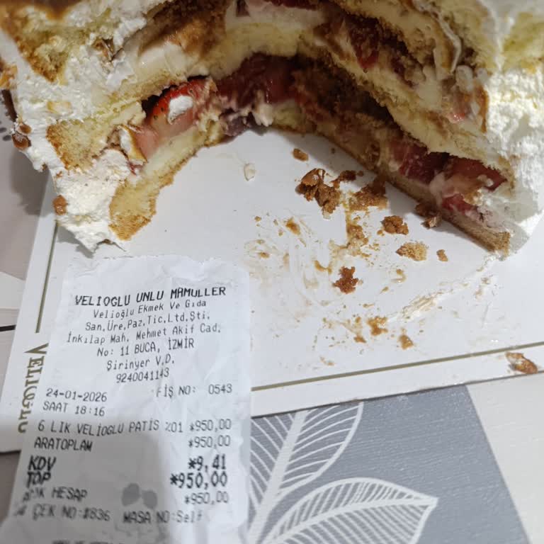 Velioğlu Pastanesinde Çürük Çilekli Lotus Pasta İçin Hayal Kırıklığı