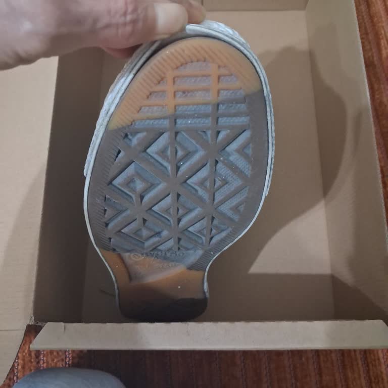 Converse Ayakkabısında Üretim Hatası: Taban Açıldı, Mağaza Kullanıcı Hatası Dedi
