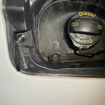 Opet İstasyonunda Dikkatsiz Çalışanın Sebebiyle Yakıt Kapağım Kırıldı