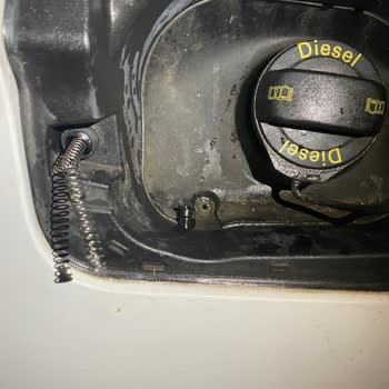 Opet İstasyonunda Dikkatsiz Çalışanın Sebebiyle Yakıt Kapağım Kırıldı