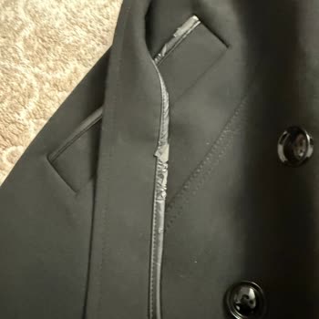 Az Kullanımda Parçalanan Trençkot Ve Şirketin Yardım Reddine Tepki