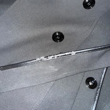 Az Kullanımda Parçalanan Trençkot Ve Şirketin Yardım Reddine Tepki