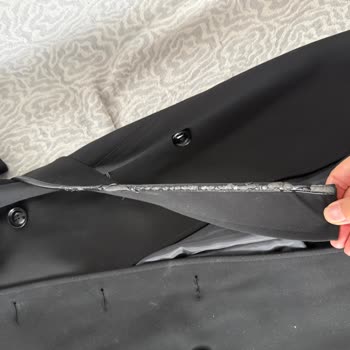 Az Kullanımda Parçalanan Trençkot Ve Şirketin Yardım Reddine Tepki