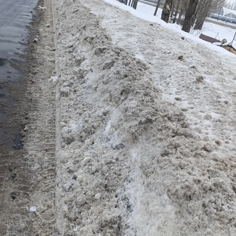 Kurtuluş Mahallesi İle Sanayi Arasındaki Kaldırımlar Karla Kapalı, Yayalar Tehlikede