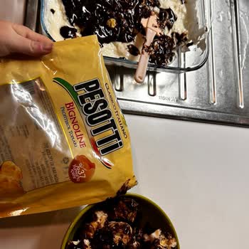 Pesotti Bayat Ve Kötü Kokulu Profiterol Topları, Tarih Bilgisi Yok!