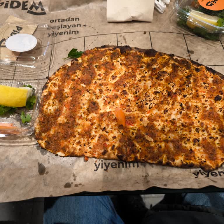 Pidem Restaurant Afişteki Lahmacun Ve Kola Boyutları Reklamla Uyuşmuyor