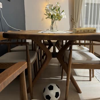 Elit Masa Sandalye 8 Kişilik Masasının Ortası Çöktü, Şirket Sorunla İlgilenmedi