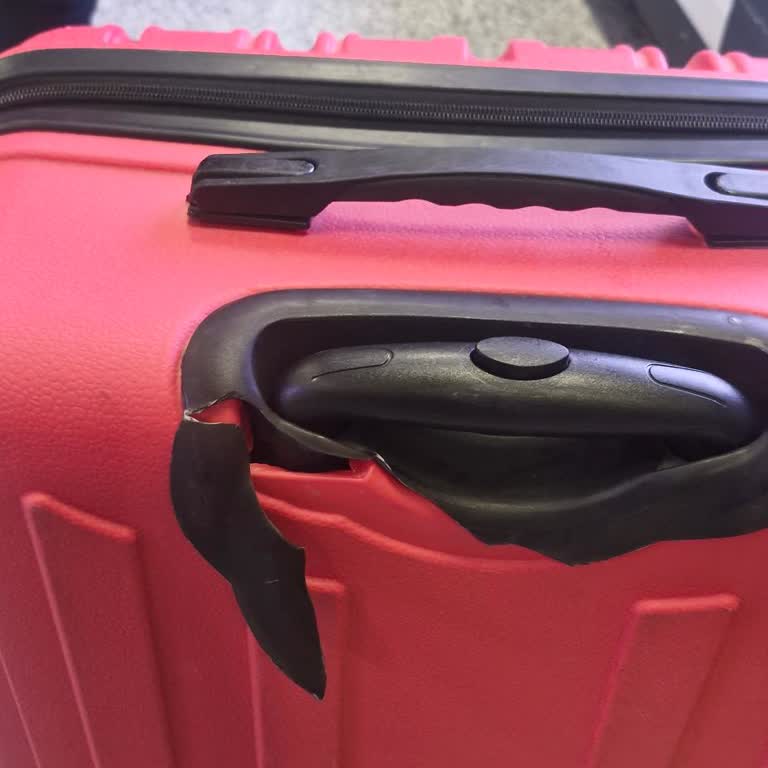 Dönüş Uçuşunda Valizim Zarar Gördü Ve Personel Dikkatsiz