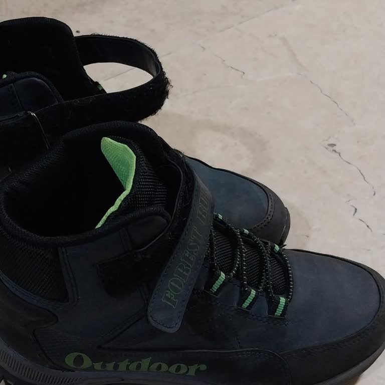 Yağmurda Çocuk Botunun Su Geçirmesi