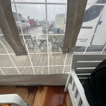 Kırık Ve Su Sızdıran Kış Bahçesi Brandası Garantisi Yok