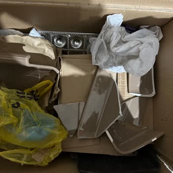 Sürat Kargo Şubesinde Bilgilendirme Yapılmadan Bekletilen Kargo Ve Hasarlı Ürünler