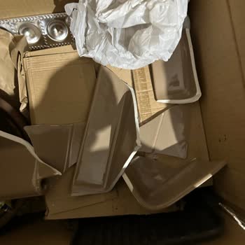 Sürat Kargo Şubesinde Bilgilendirme Yapılmadan Bekletilen Kargo Ve Hasarlı Ürünler