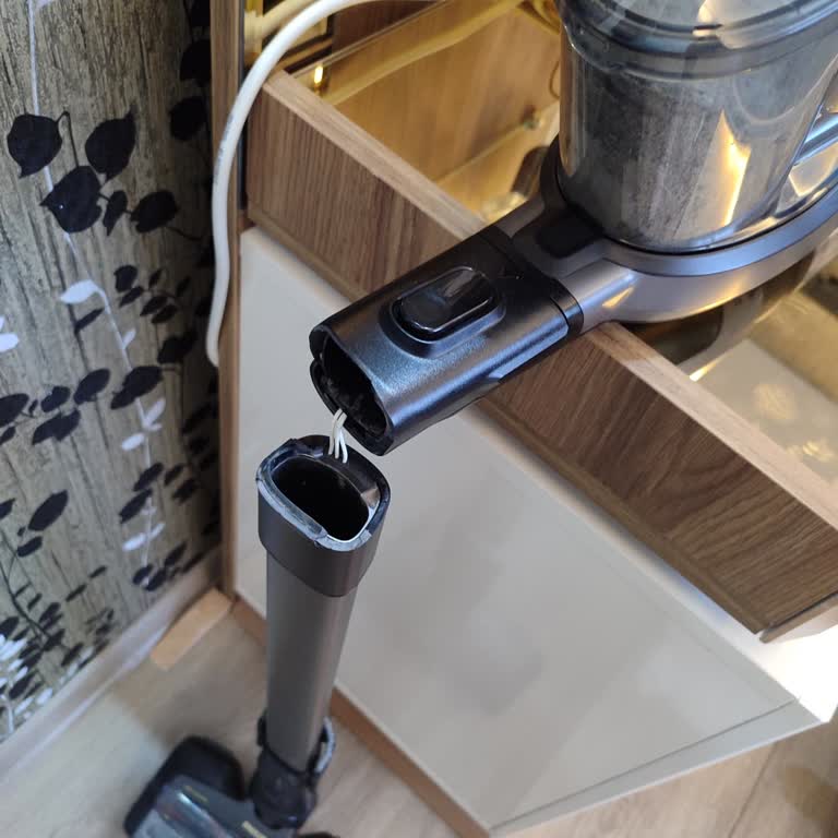 Philips 8000 Series Aqua Plus Süpürgenin Gövdesi Aniden Çatladı