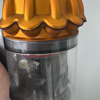 Dyson V15 Süpürge Kauçuk Parçaları Hızla Yırtıldı, Müşteri Hizmetleri Kullanıcı Hatası İddia Etti