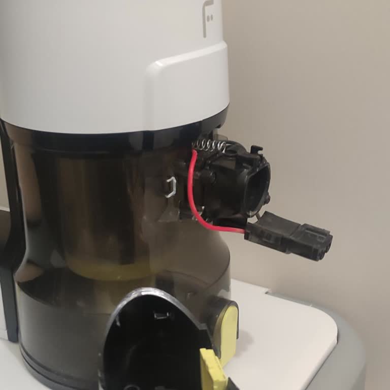 Fakir Hausgerate Stone HSA 4048 Süpürgenin Toz Haznesi Kırıldı, Yenisi İsteniyor