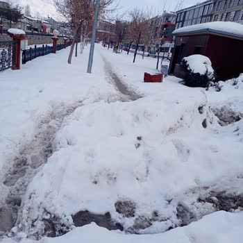 Akköprü Parkı’nda Kar Temizlenmediği İçin Koşu Yolu Kullanılamıyor