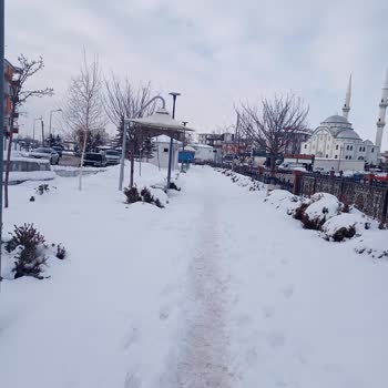 Akköprü Parkı’nda Kar Temizlenmediği İçin Koşu Yolu Kullanılamıyor