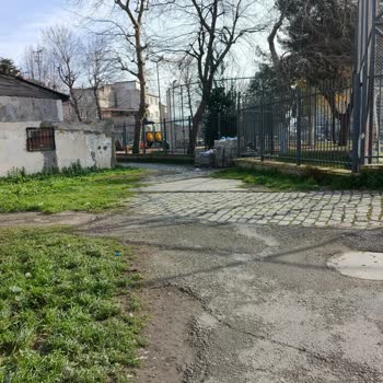 Fatih Belediyesi Yedikule Mahallesinde Çöp Ve Halı Saha Gürültüsü İle Mücadele Talebi