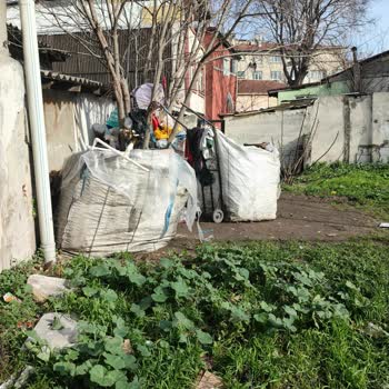 Fatih Belediyesi Yedikule Mahallesinde Çöp Ve Halı Saha Gürültüsü İle Mücadele Talebi