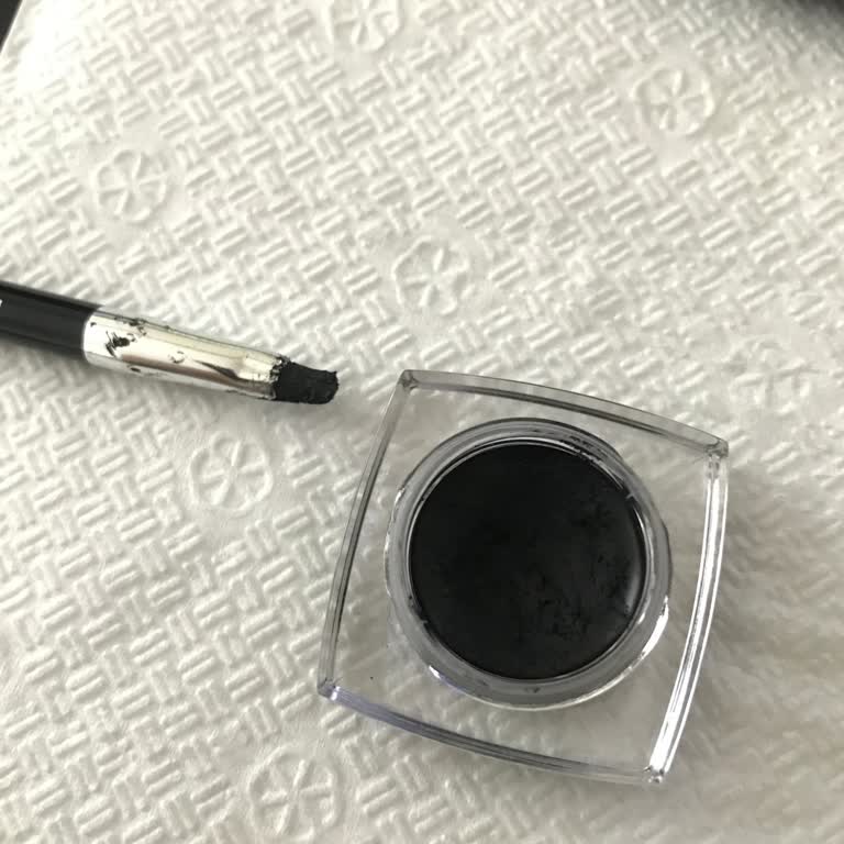 Maybelline Liner’in Topaklanması Ve Çizgi Çekememe Sorunu