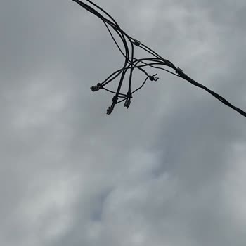 Sepaş Enerji Kartepe'de Açıkta Asılı Kablolar Ve Yetersiz Trafo Kapasitesi Nedeniyle Güvenlik Riski!