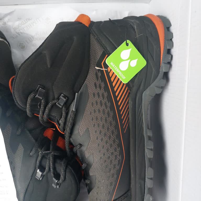 Su Geçirmez Olması Gereken Ayakkabının Hızla Su Alması Ve Mağazanın Yardım Reddetmesi