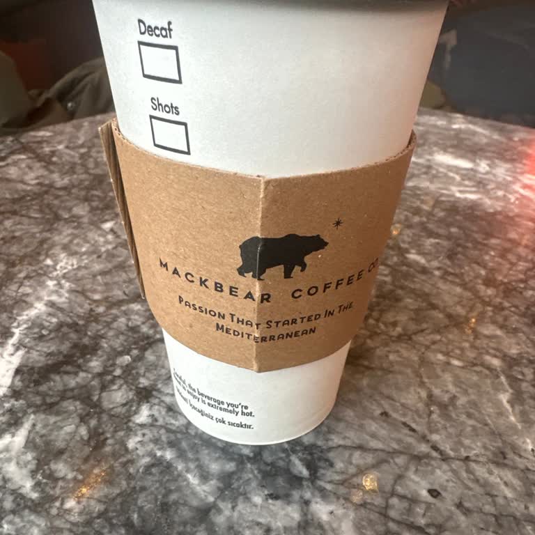 Mackbear Şubesinde Kola Kutusuyla Girişe Engel Olan Personel Davranışı